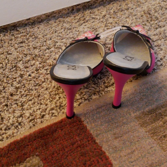 Shoes - Picture 3 of 4